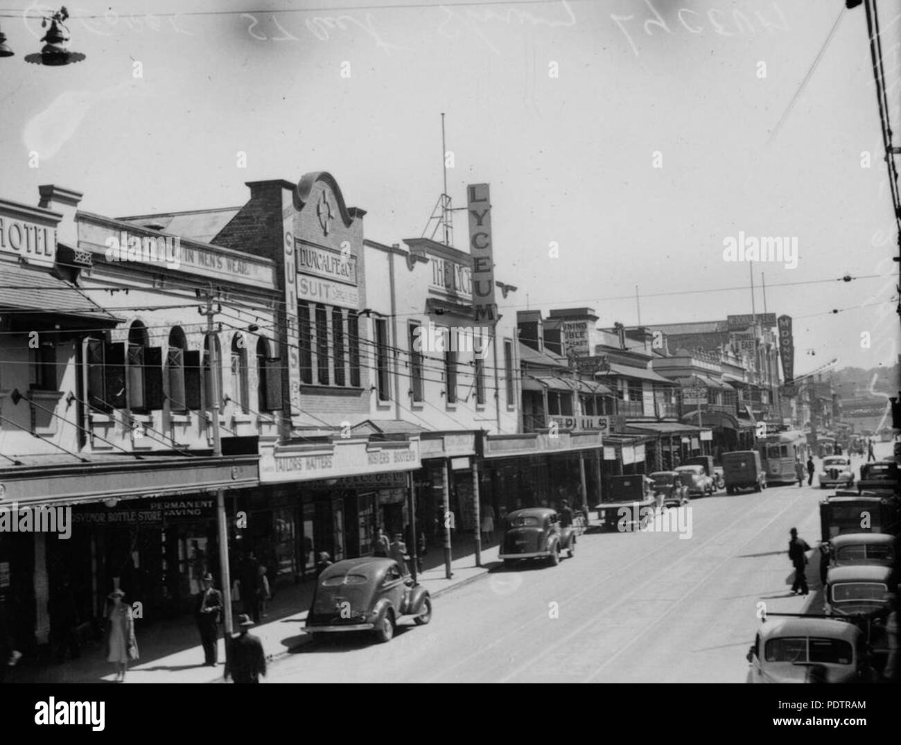 201 StateLibQld 1 104832 vista su George Street, Brisbane, 1942 Foto Stock