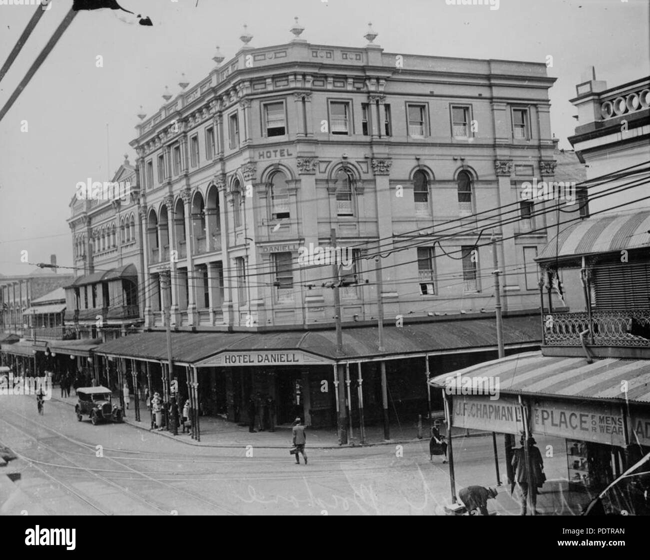 201 StateLibQld 1 104836 vista dell'Hotel Daniell, George Street, Brisbane, ca. 1928 Foto Stock