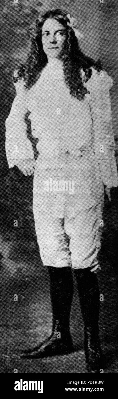 201 StateLibQld 1 104984 Miss Kemp indossando un top in pizzo e pantaloni lunghi nascosto in stivali Foto Stock
