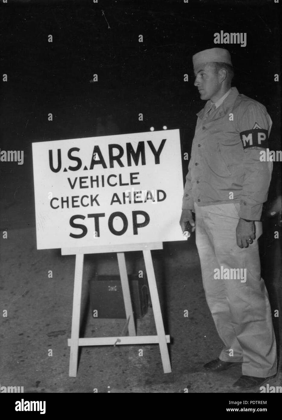 202 StateLibQld 1 105500 Polizia Militare presenza nel Queensland, 1943 Foto Stock