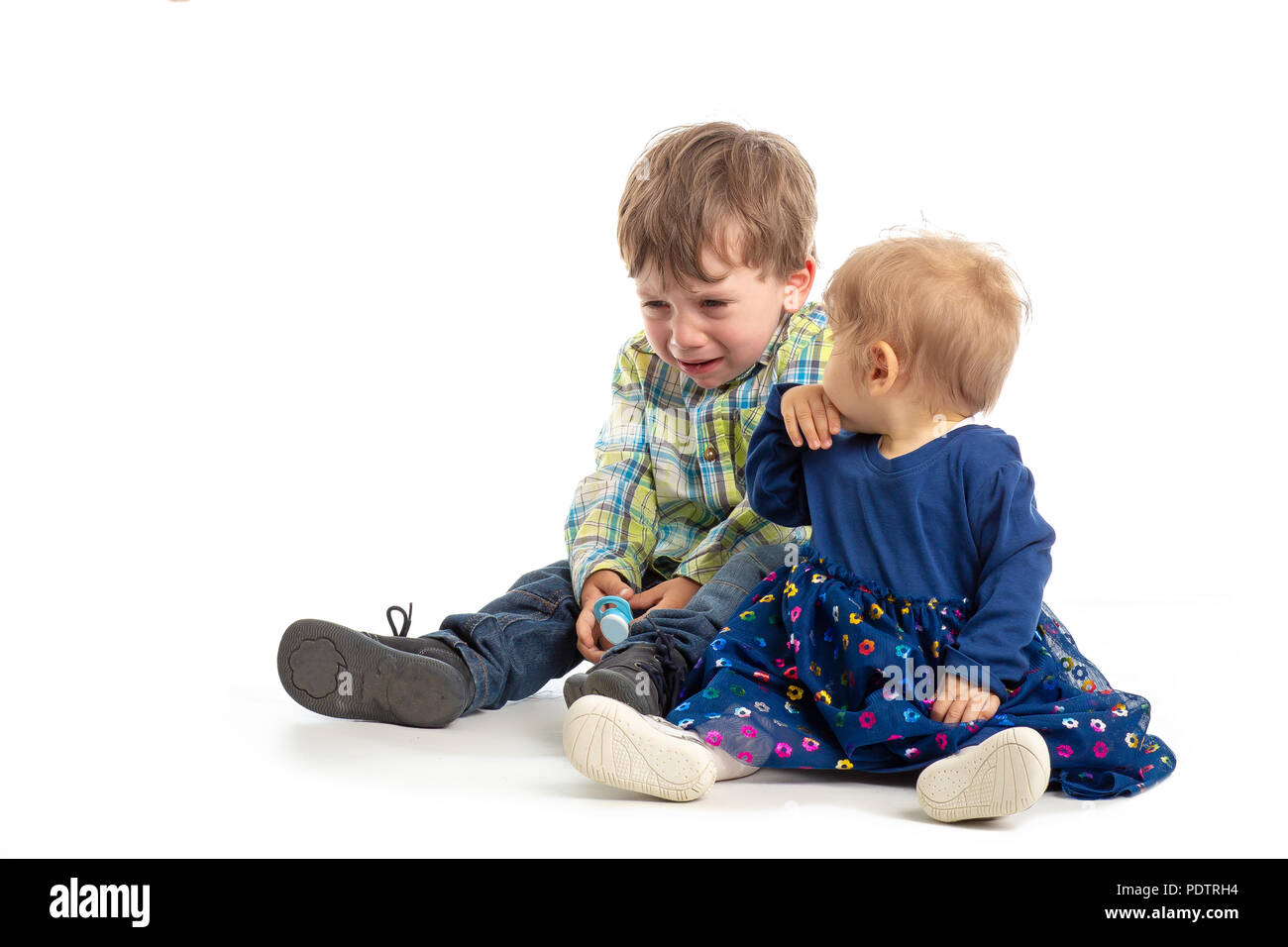 Ritratto di adorabili felice fratello e sorella di sorridere e ridere insieme con la divertente espressione positiva sui loro volti. I bambini aventi tempo di divertimento abbracciava, ma Foto Stock