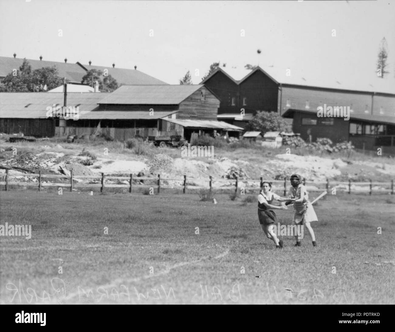 203 StateLibQld 1 107544 due ragazze che partecipa a una partita di baseball, Brisbane, 1938 Foto Stock