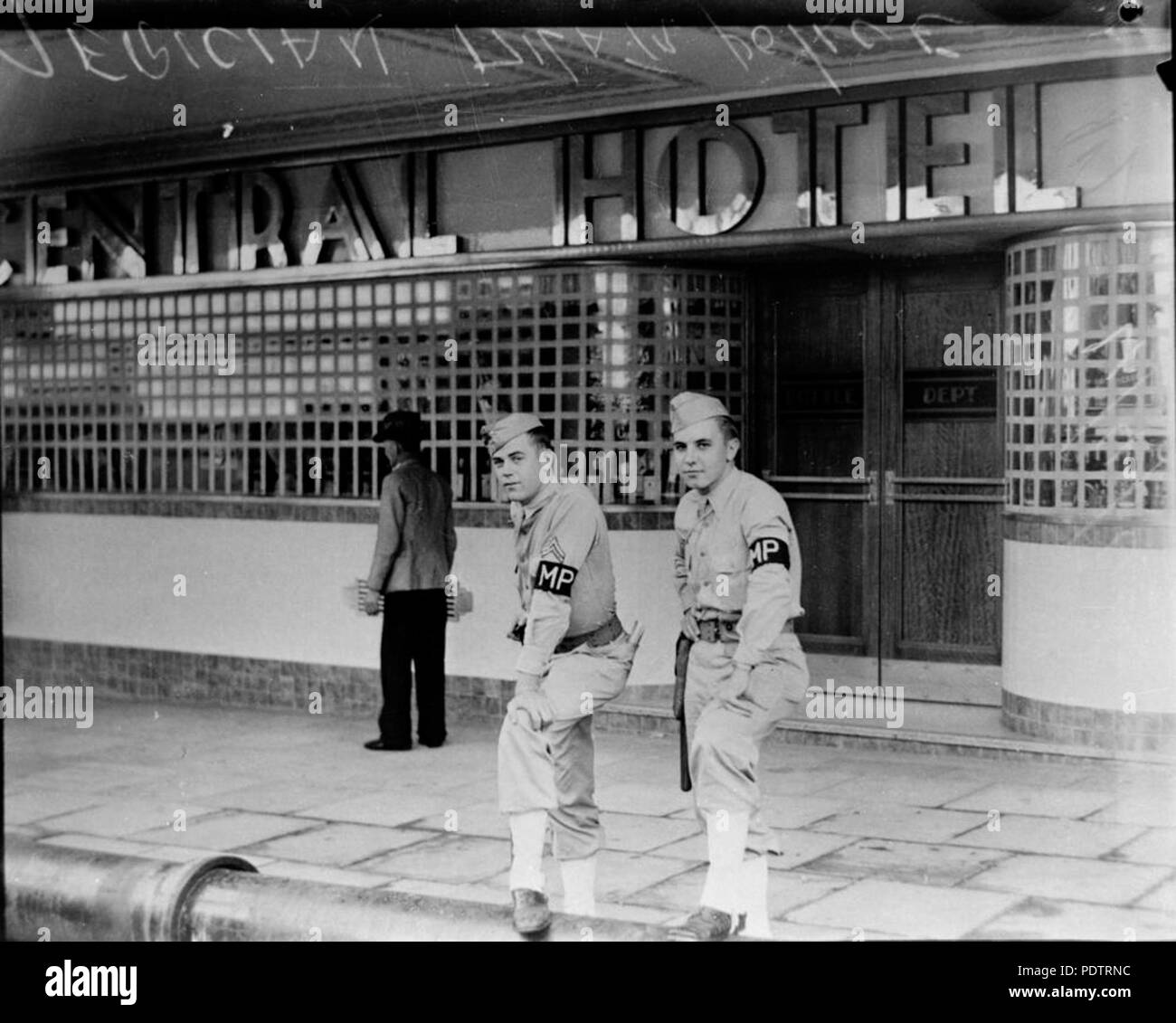 203 StateLibQld 1 107852 American polizia militare al di fuori del Central Hotel a Brisbane, Queensland, 1942 Foto Stock