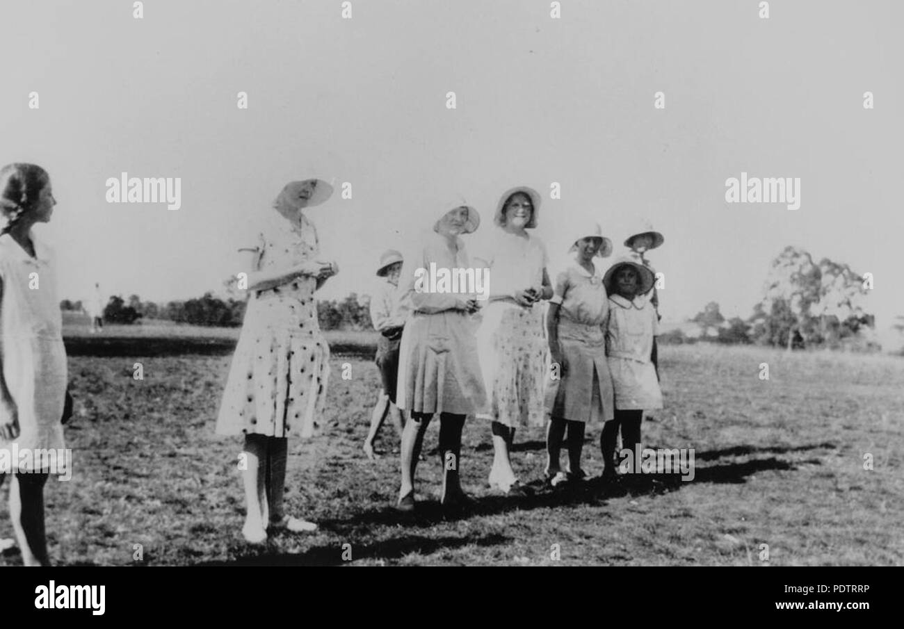 204 StateLibQld 1 108292 donne e ragazze a Edco (Evans Deakin e società) Picnic al Lone Pine, Fig Tree Pocket, 1930 Foto Stock