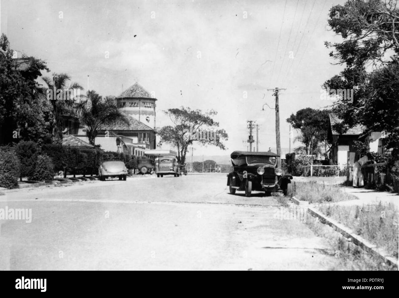 204 StateLibQld 1 108904 strada tranquilla scena di Cavill Avenue, Surfers Paradise, ca. 1938 Foto Stock