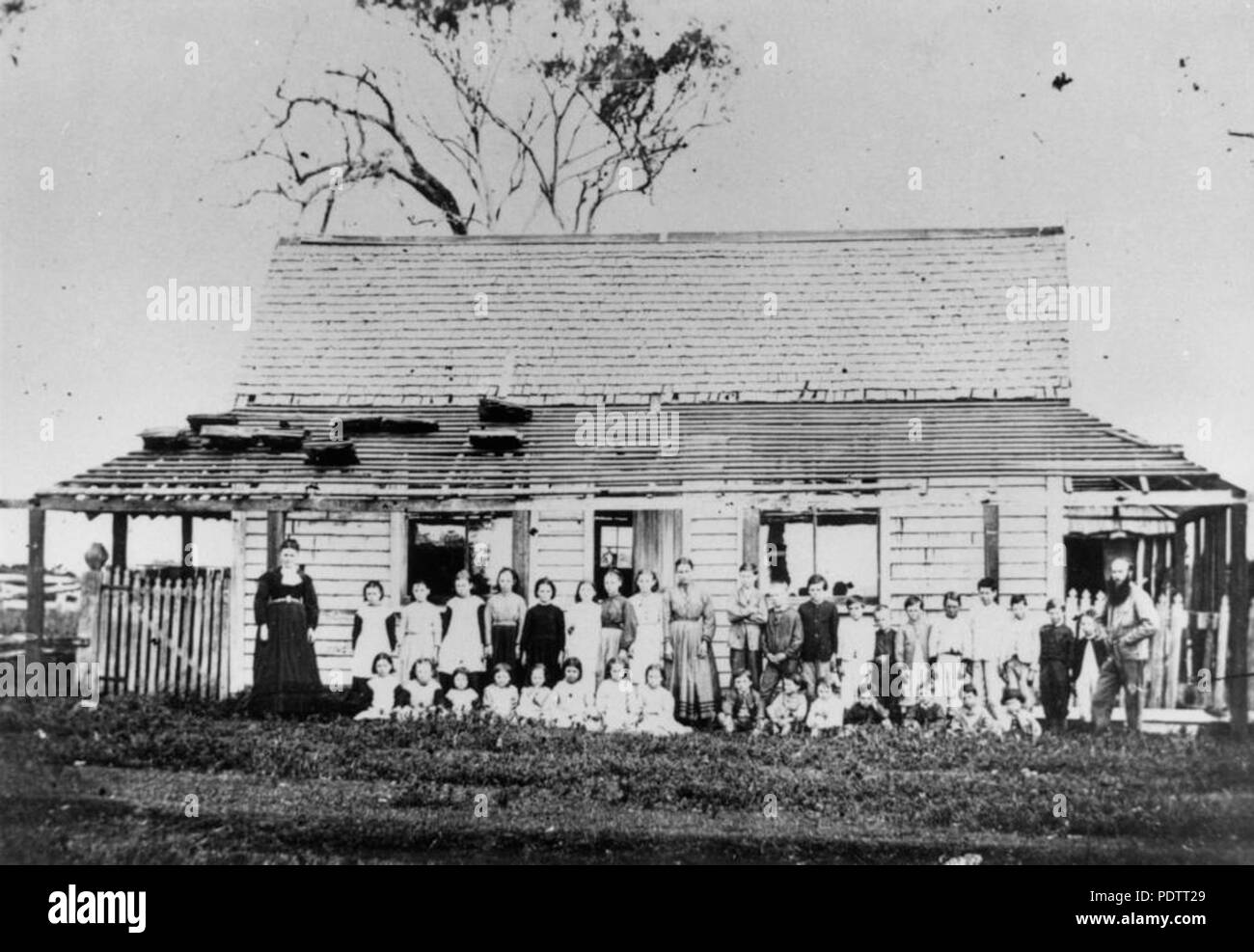204 StateLibQld 1 109392 studenti e insegnanti in piedi al di fuori della scuola di Cleveland, ca. 1871 Foto Stock