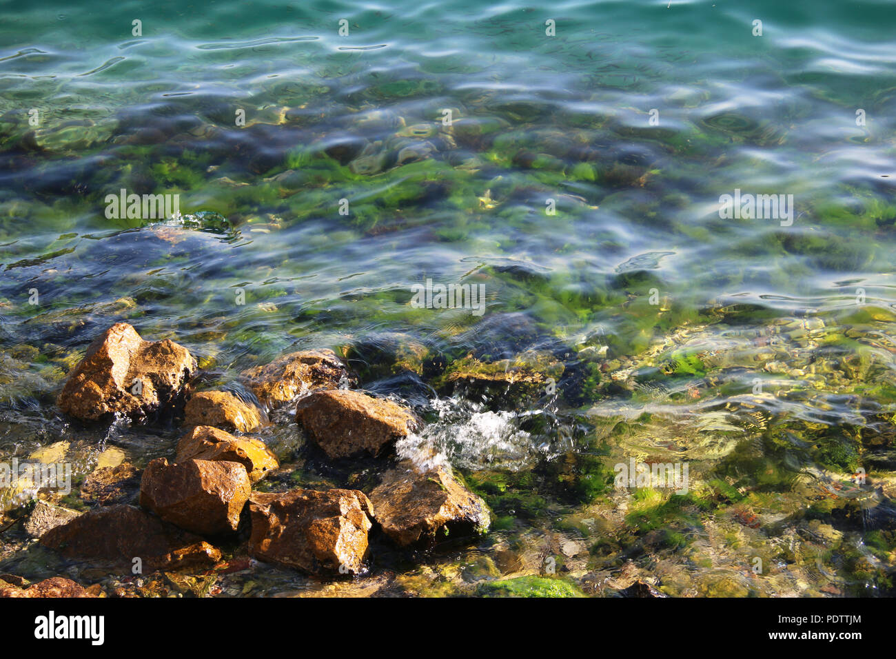 Alcune rocce sulla riva del mare, sulla giornata di sole. Foto Stock