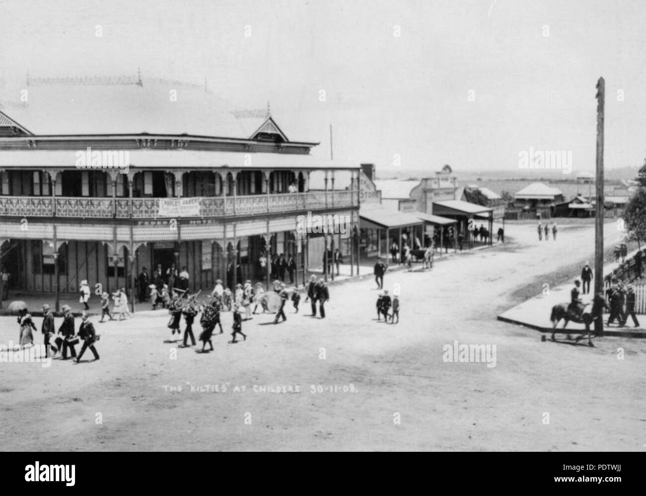 210 StateLibQld 1 117496 Scottish pipers in Churchill Street, Childers, Novembre 1908 Foto Stock
