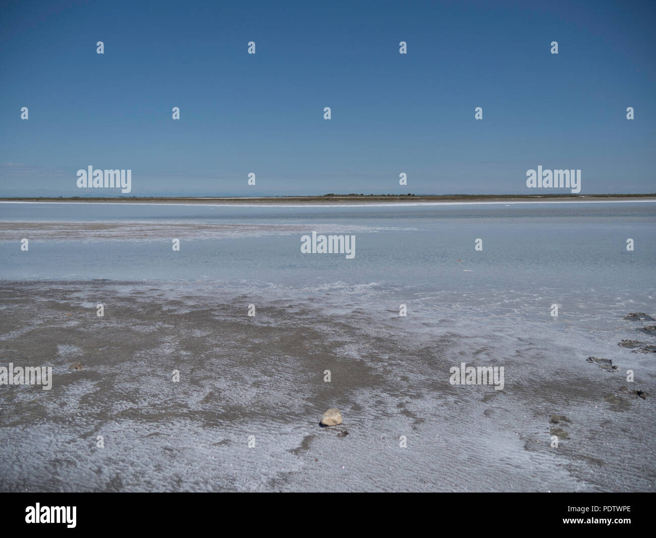 Uno splendido scenario a la distesa di sale in Camargue National Park nel Sud della Francia Foto Stock