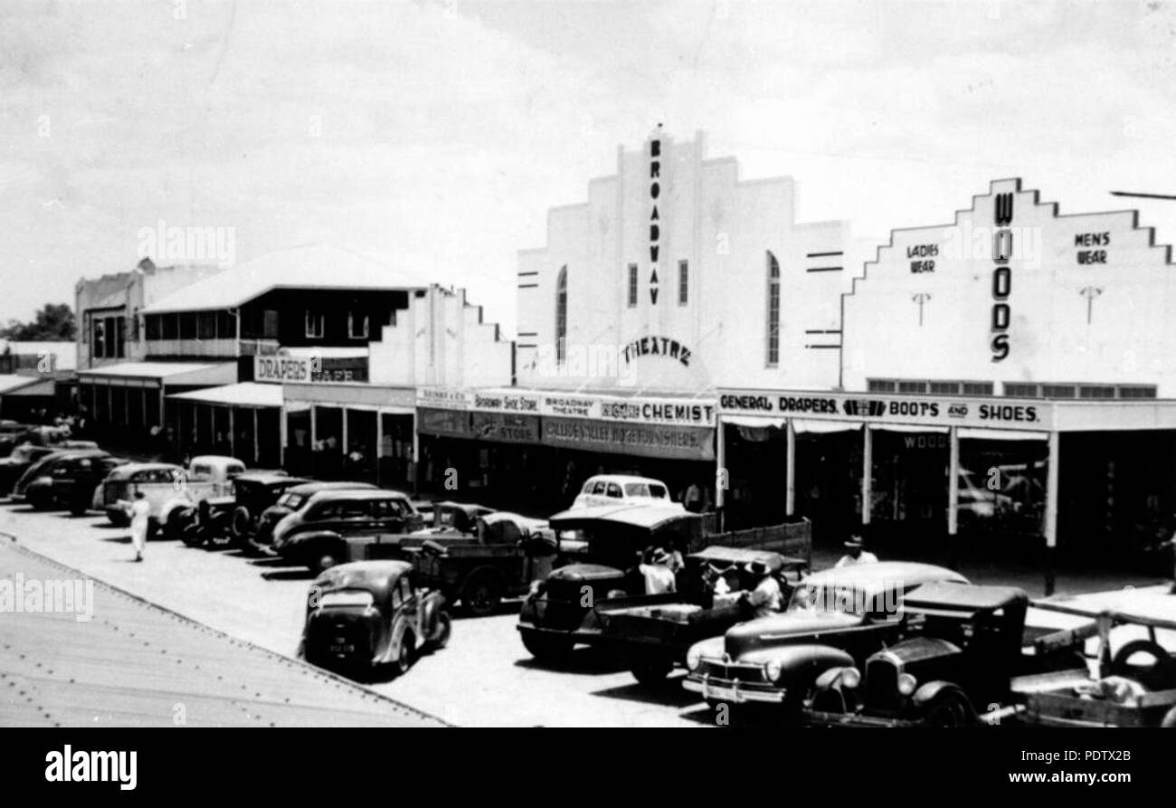 211 StateLibQld 1 120360 Foto di Broadway Theatre su Callide Street, Biloela nel 1949 Foto Stock