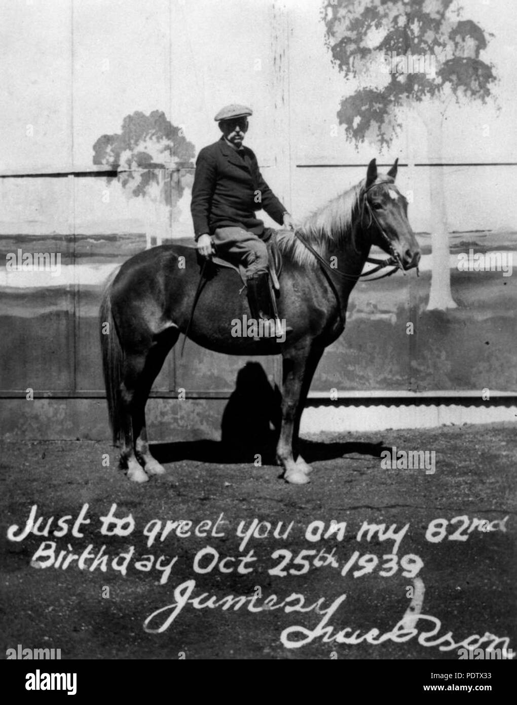 211 StateLibQld 1 120516 James (Jim) Trackson sul suo cavallo, 1939 Foto Stock