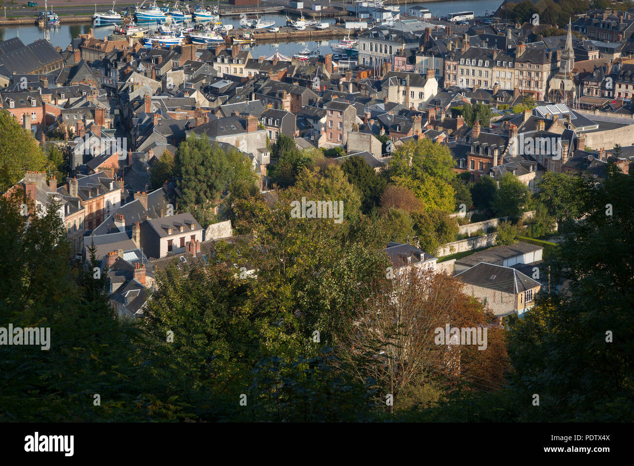 Una vista su Honfleur dal panorama sulla Cote de Grazia sopra la città mostra il centro della città con le barche da pesca al di là Foto Stock