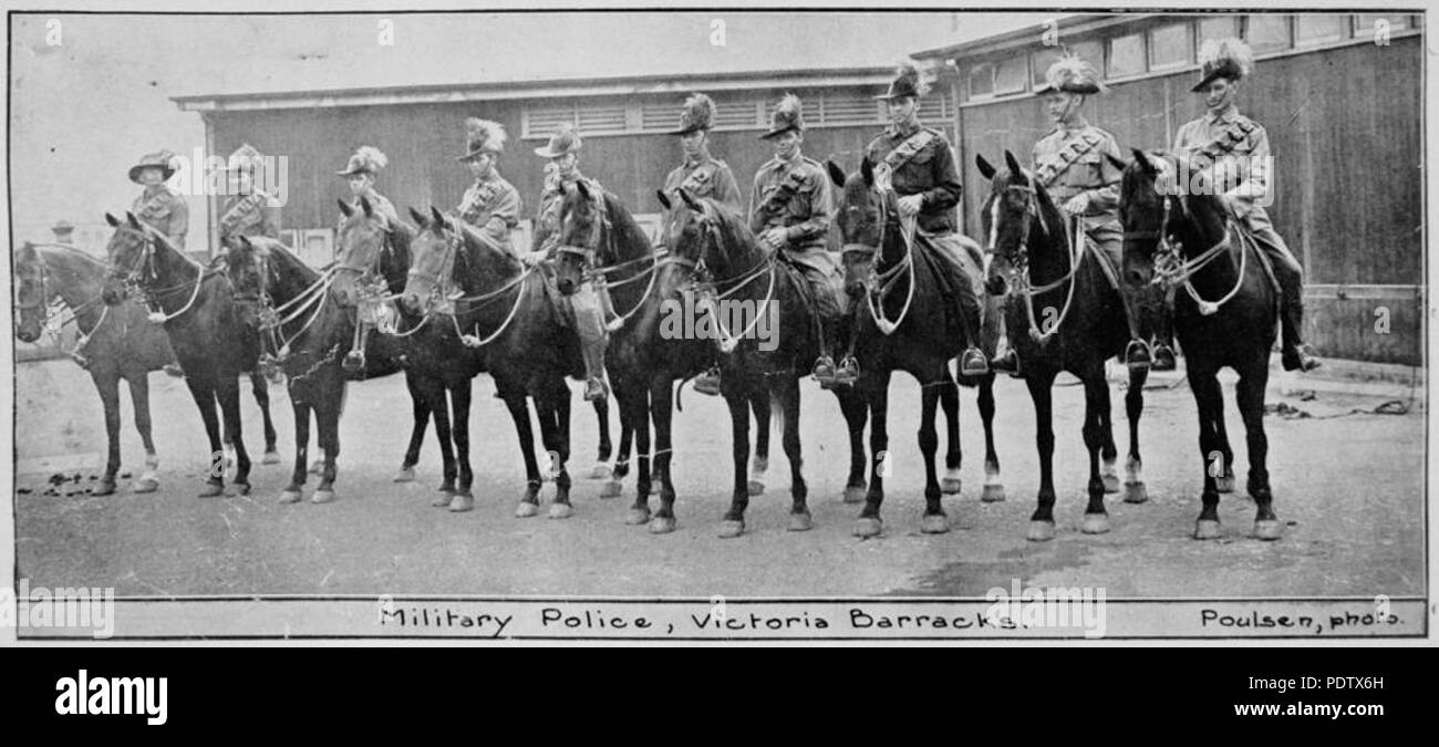 211 StateLibQld 1 121268 polizia militare presso il Victoria Barracks, Brisbane, 1916 Foto Stock