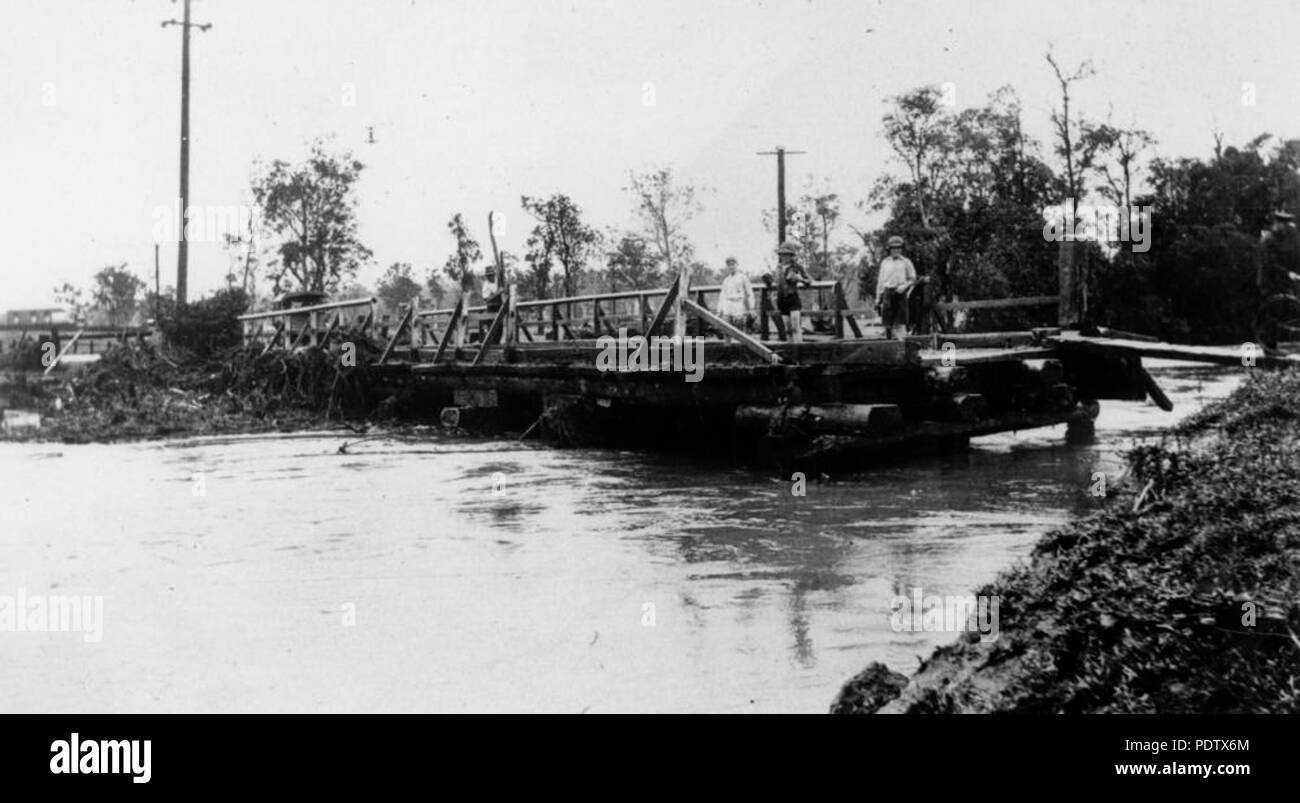 211 StateLibQld 1 121276 McDowall ponte sul torrente Kedron, Enoggera, lavate via in piena, 1931 Foto Stock
