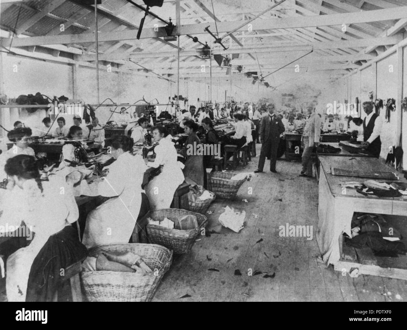 212 StateLibQld 1 123174 vista interna del Stewart e Hemmant studio, Brisbane, ca. 1896 Foto Stock