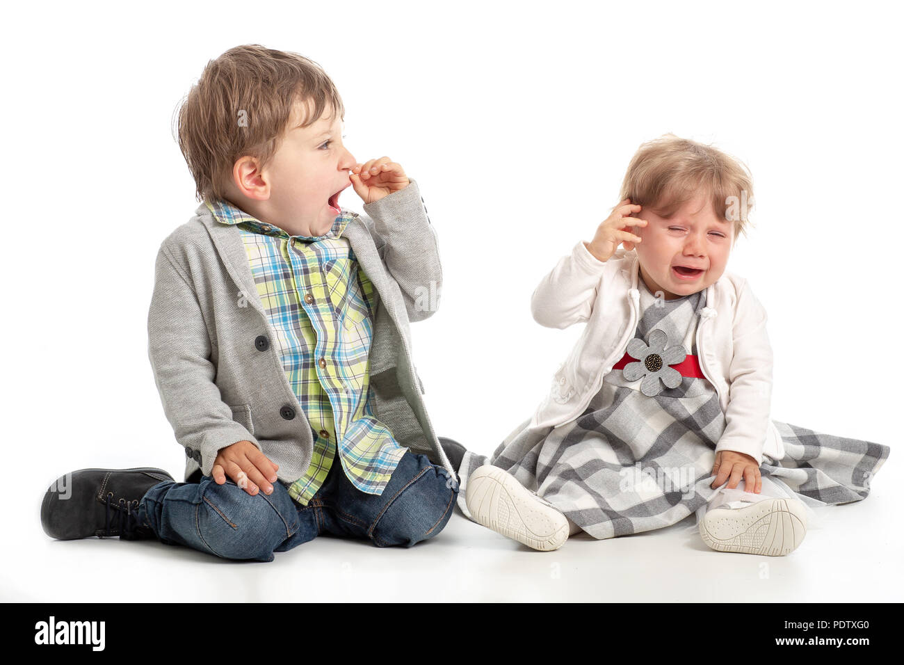 Ritratto di adorabili felice fratello e sorella di sorridere e ridere insieme con la divertente espressione positiva sui loro volti. I bambini aventi tempo di divertimento abbracciava, ma Foto Stock