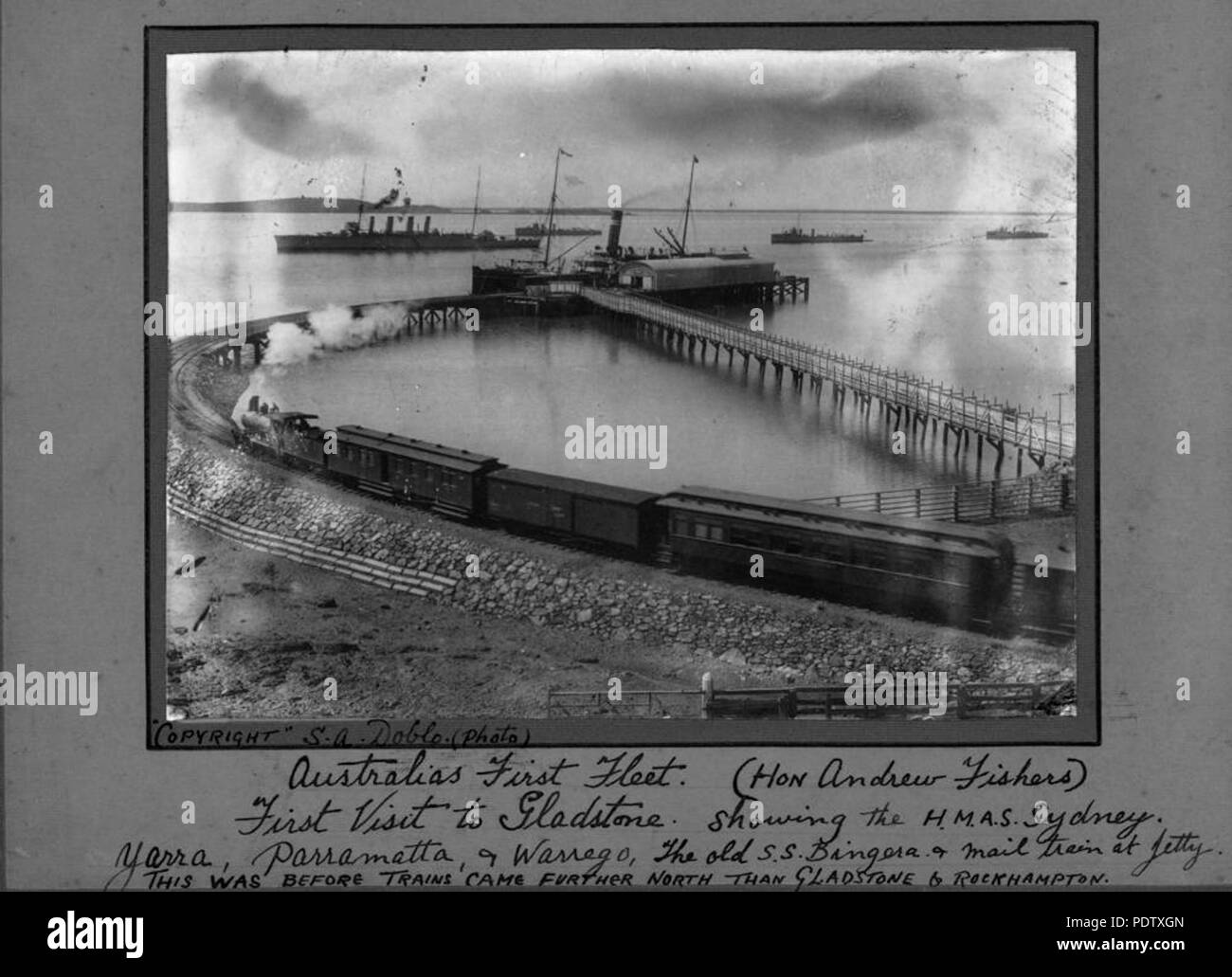 213 StateLibQld 1 123513 in Australia la prima flotta al Porto di Gladstone Foto Stock