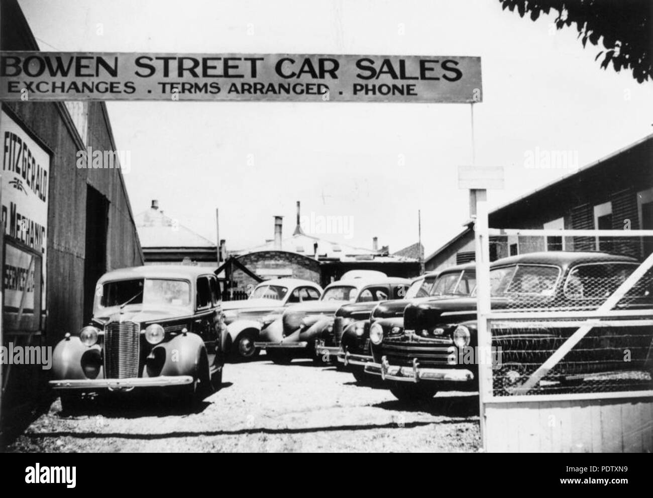 213 StateLibQld 1 124639 veicoli a motore per la vendita in Bowen Street delle vendite di auto, Toowoomba, ca. 1945 Foto Stock