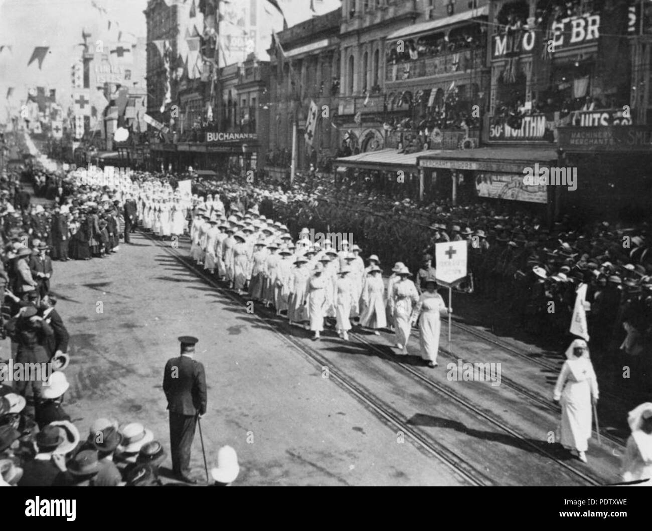 216 StateLibQld 1 129467 I Guerra Mondiale il giorno dell'Armistizio marzo a Brisbane, 1918 Foto Stock