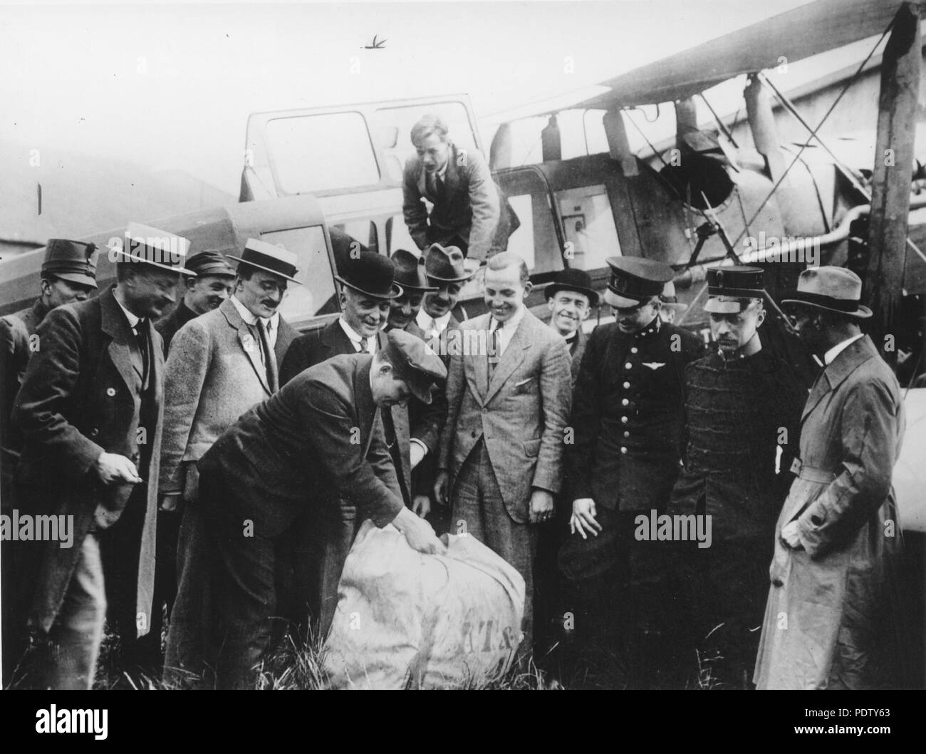 109 De eerste luchtpost arriveert per KLM in een gehuurde De Havilland DH-16 uit Londen op Schiphol Foto Stock