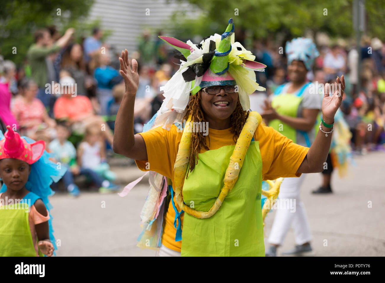 Cleveland, Ohio, Stati Uniti d'America - 9 giugno 2018 African American donna giocando con una sfera all'arte astratta festival Parade il cerchio Foto Stock