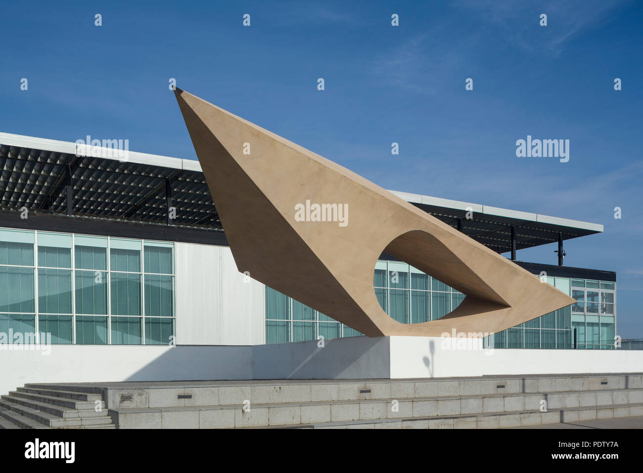Musée d'Art Moderne André Malraux, Musée Malraux, MUMA, Le Havre, Normandia, Francia e la scultura 'Adam il segnale' da Henri Georges Adam Foto Stock