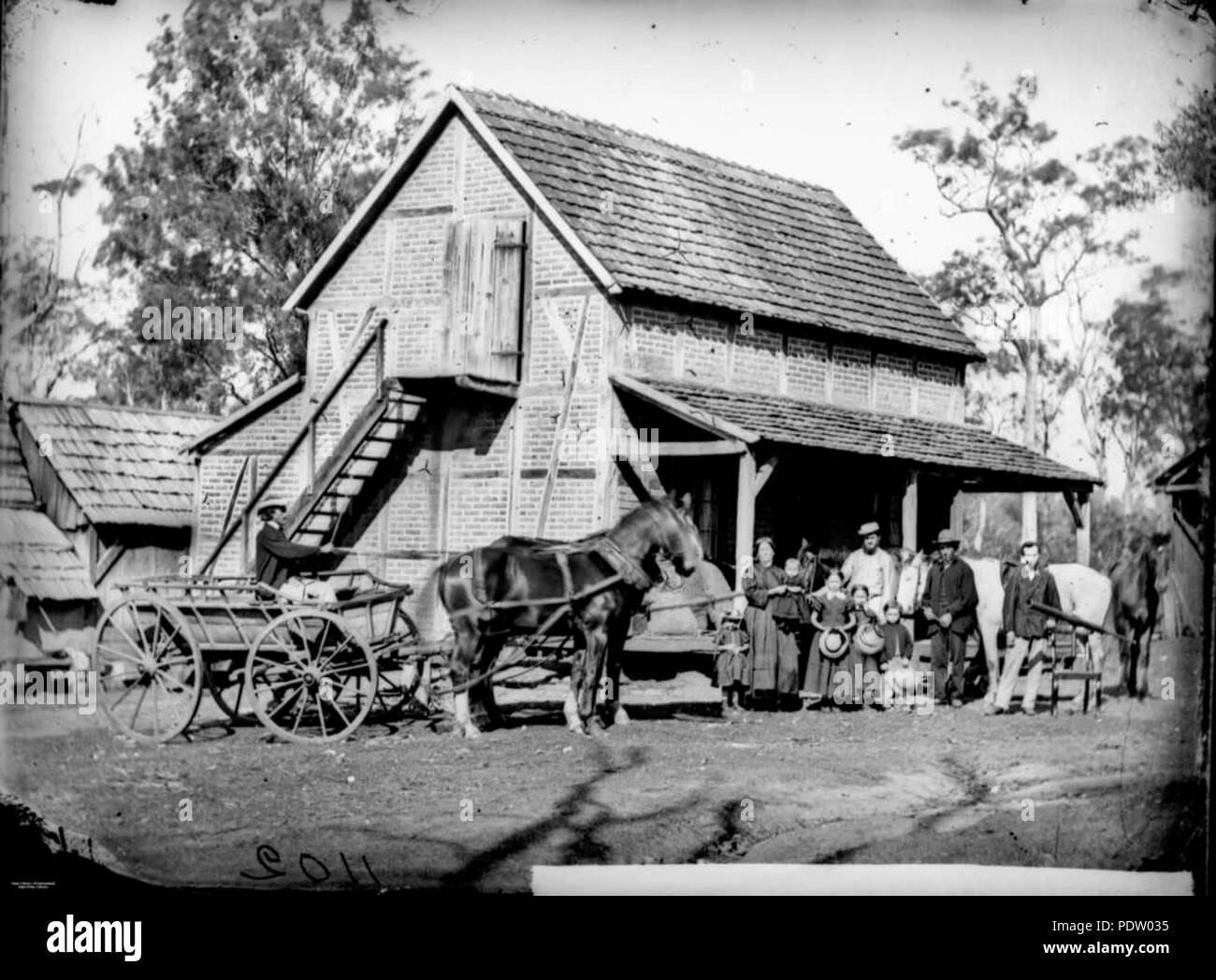 220 StateLibQld 1 134905 immigrato tedesco famiglia sulla loro fattoria, probabilmente nella zona Bethania, Logan distretto, 1872 Foto Stock