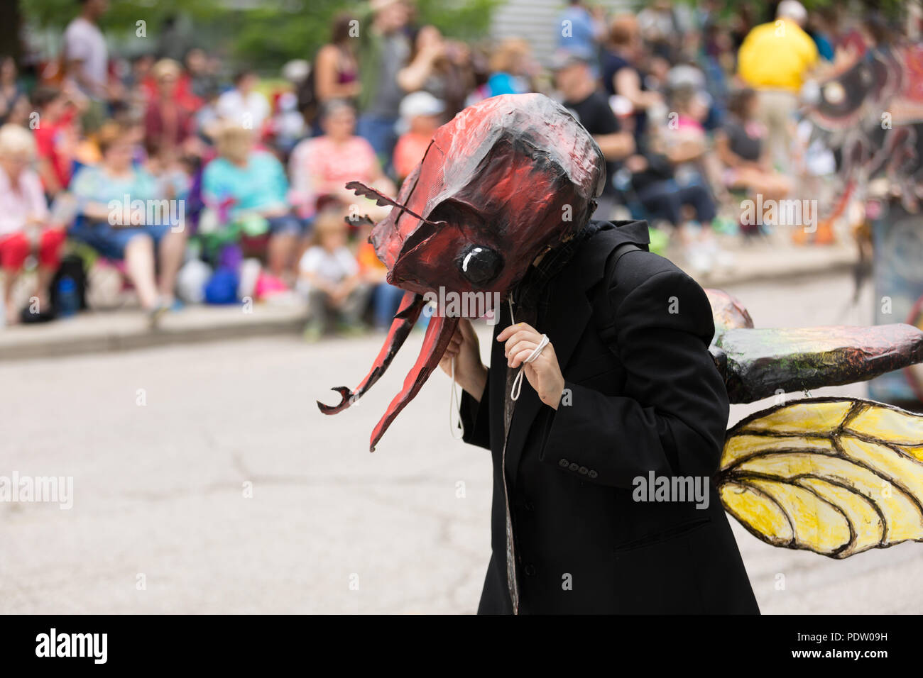 Cleveland, Ohio, Stati Uniti d'America - 9 giugno 2018 uomo vestire come una formica all'arte astratta festival Parade il cerchio Foto Stock