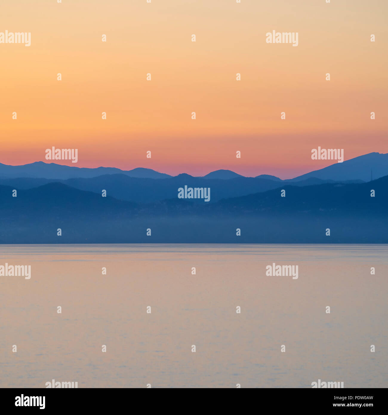 Blu colline della costa mediterranea d'Italia all'alba come sfondo colorato astratto Foto Stock