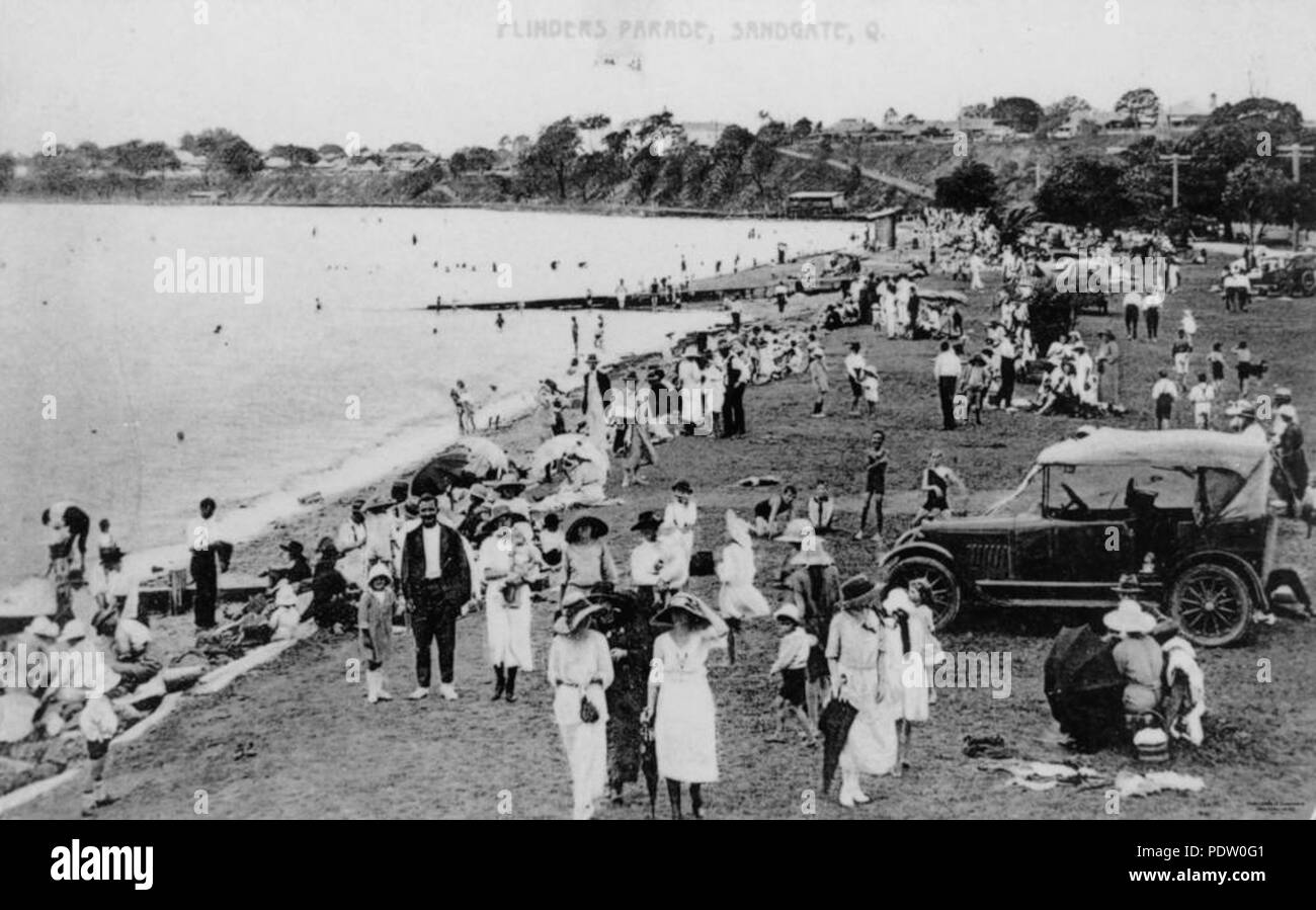 224 StateLibQld 1 142031 vacanzieri a Sandgate, ca. 1920-1930 Foto Stock