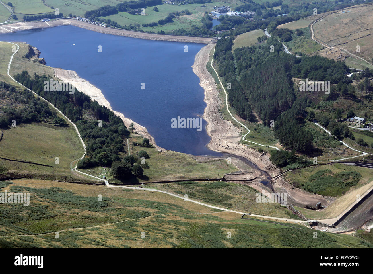 Vista aerea di un serbatoio con bassi livelli di acqua vicino a Manchester Foto Stock