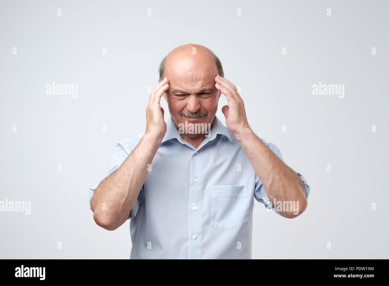 Senior caucasica man aventi terribile mal di testa. Problema con la salute in età avanzata Foto Stock Senior caucasica man aventi terribile mal di testa. Problema con la salute in età avanzata Foto Stock