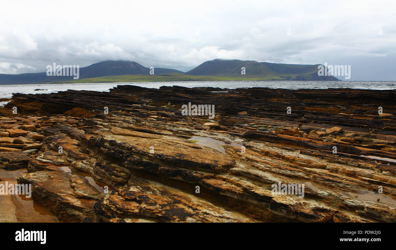 Vista della Baia di Warbeth guardando verso Hoy nelle Orkney Foto Stock