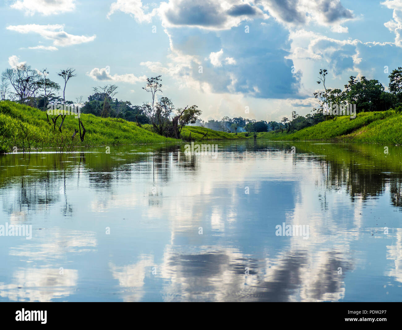 Vista panoramica del Fiume Rio delle Amazzoni nei pressi di Iquitos Perù Foto Stock