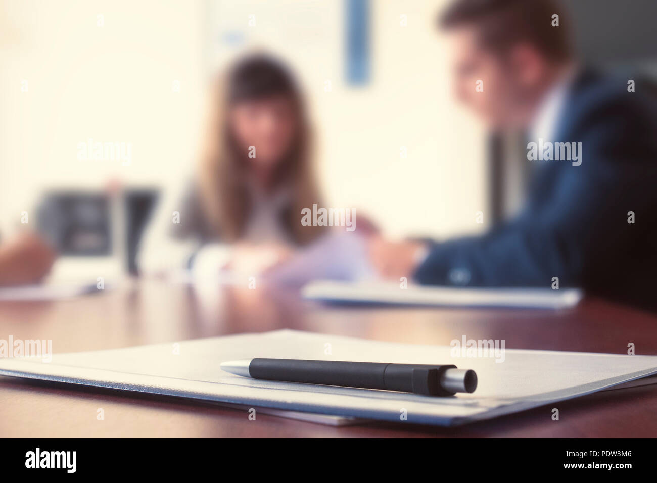 Due partner aziendale che lavora in una riunione in ufficio Foto Stock