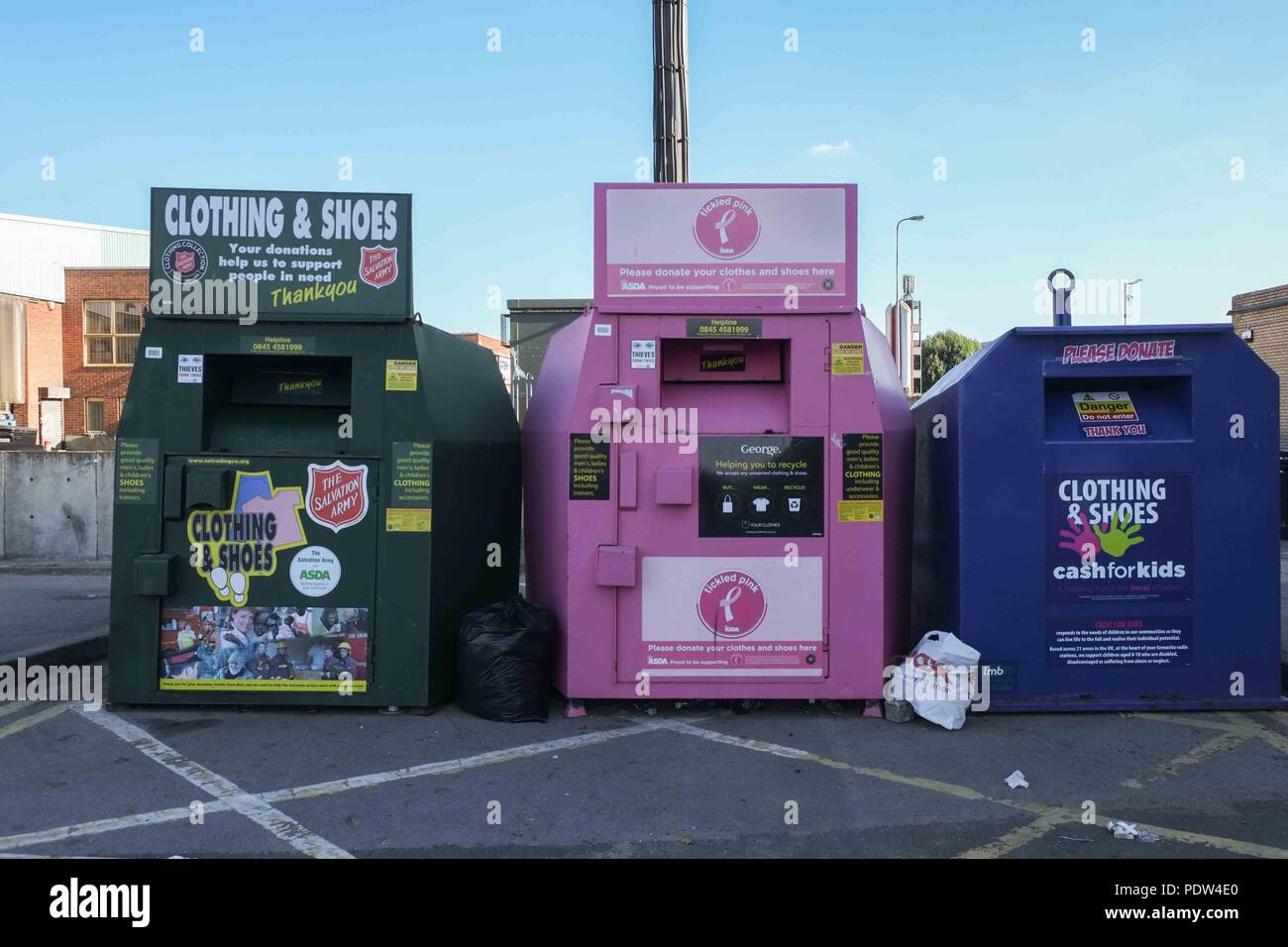 Abbigliamento cassonetti per il riciclaggio Foto Stock