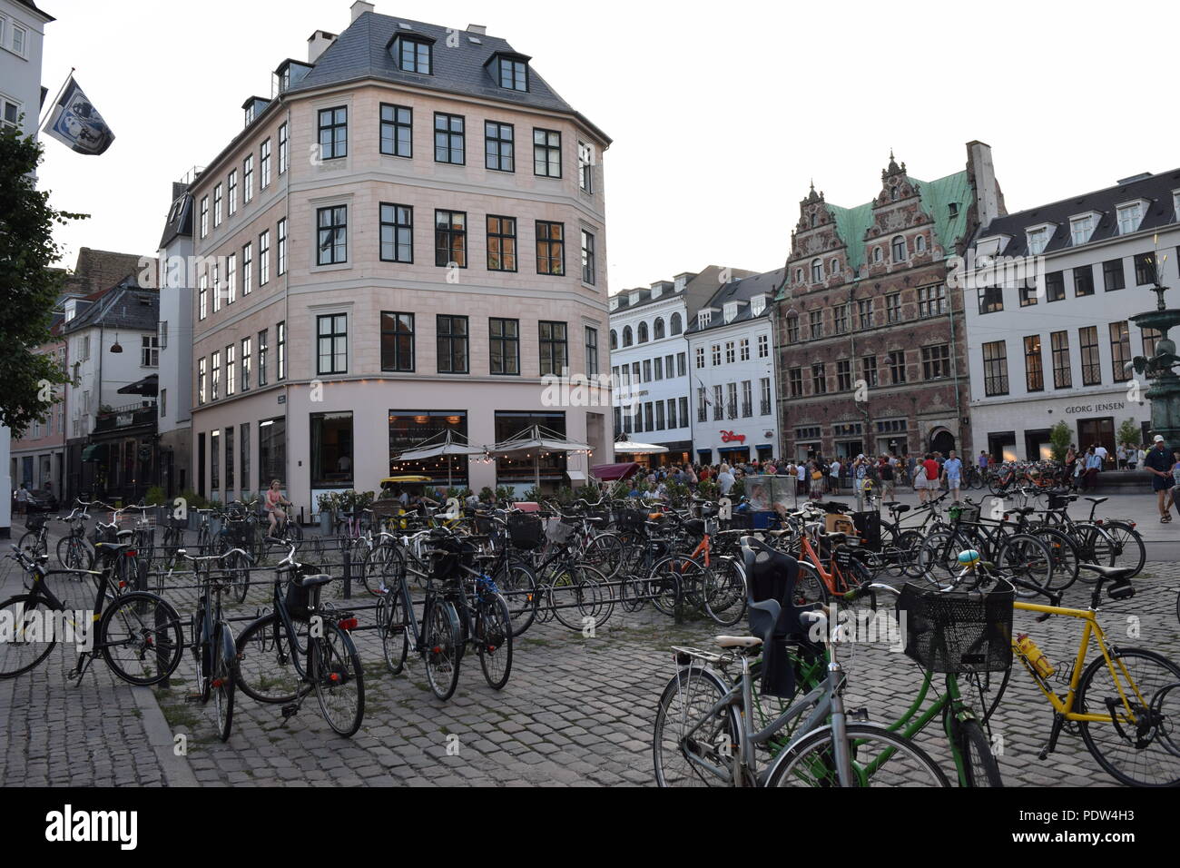 Una folla di biciclette parcheggiate in Copenhagen, Danimarca Foto Stock