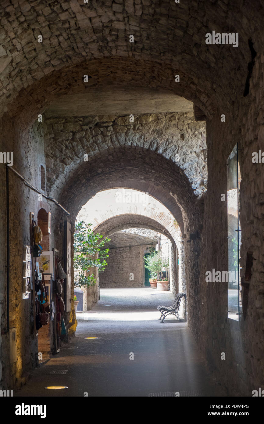 Castellina in Chianti, Siena, Toscana, Italia: coperto street nella città medievale Foto Stock