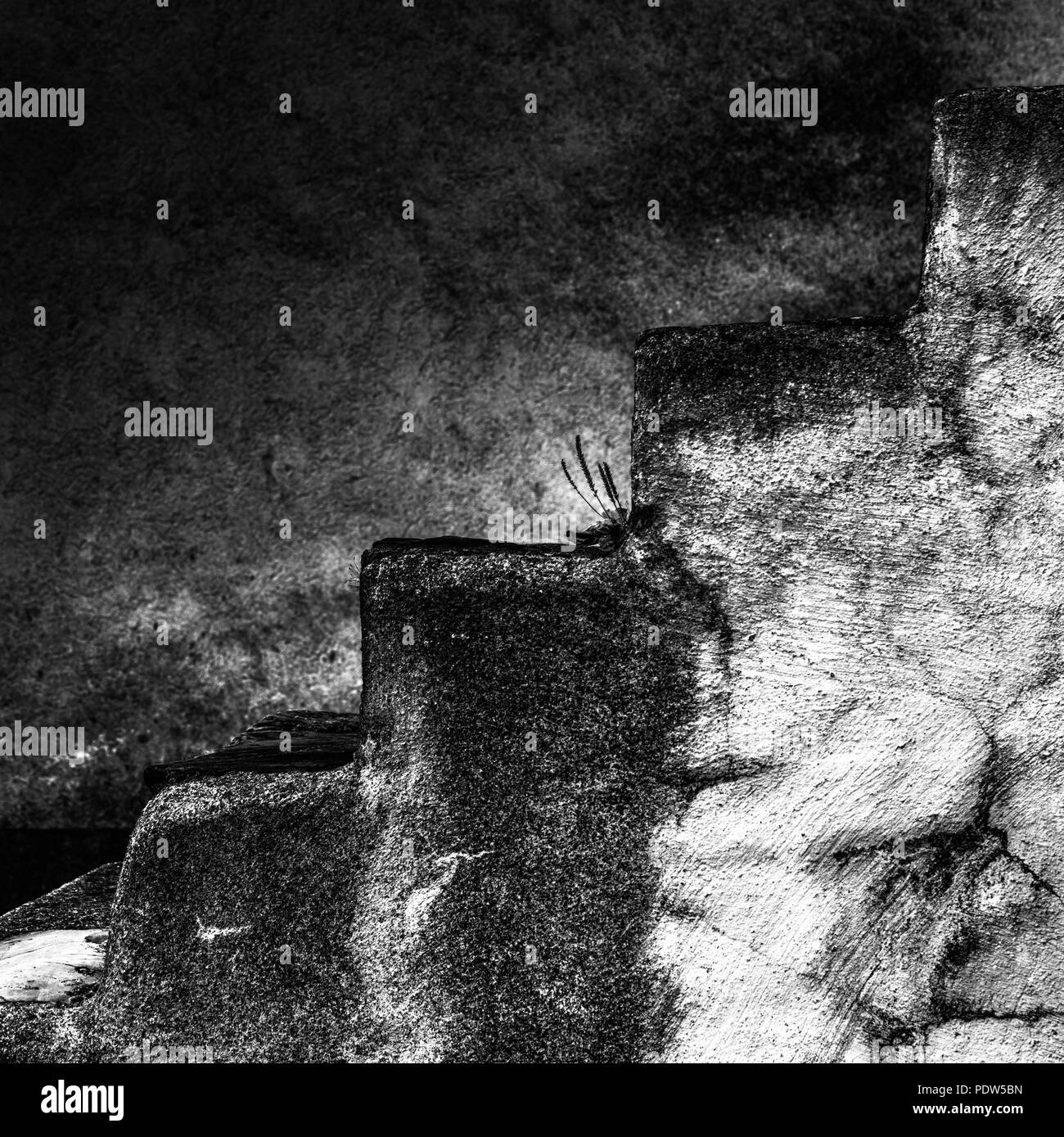 Free-standing vecchio rustico in pietra scale che portano verso l'alto con una casa di pietra anteriore dietro Foto Stock