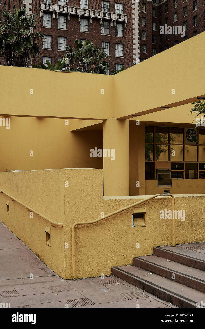 Design contemporaneo in Los Angeles. Raffreddare le scale di colore giallo che erano situate in un parco nel centro di Los Angeles (DTLA) con edifici in background. Foto Stock