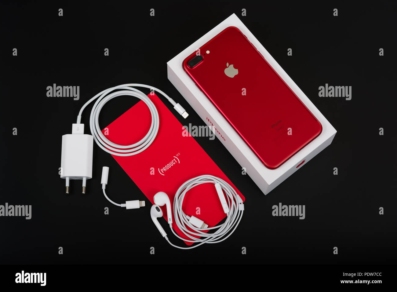 BURGAS IN BULGARIA - Agosto 10, 2018: Apple iPhone 7 Plus Red Special  Edition su sfondo nero, lato posteriore. Caricabatterie, earpods e  adattatore Foto stock - Alamy