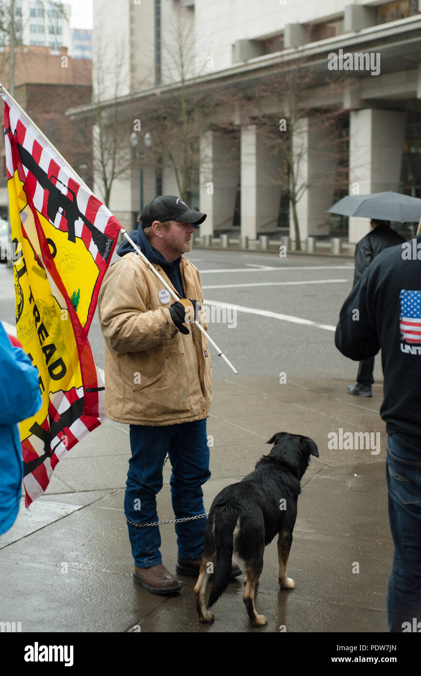 Protester della seconda prova della professione del Malheur Wildlife Refuge portante una variante di un Gadsden flag con fucili e oregon su di esso Foto Stock