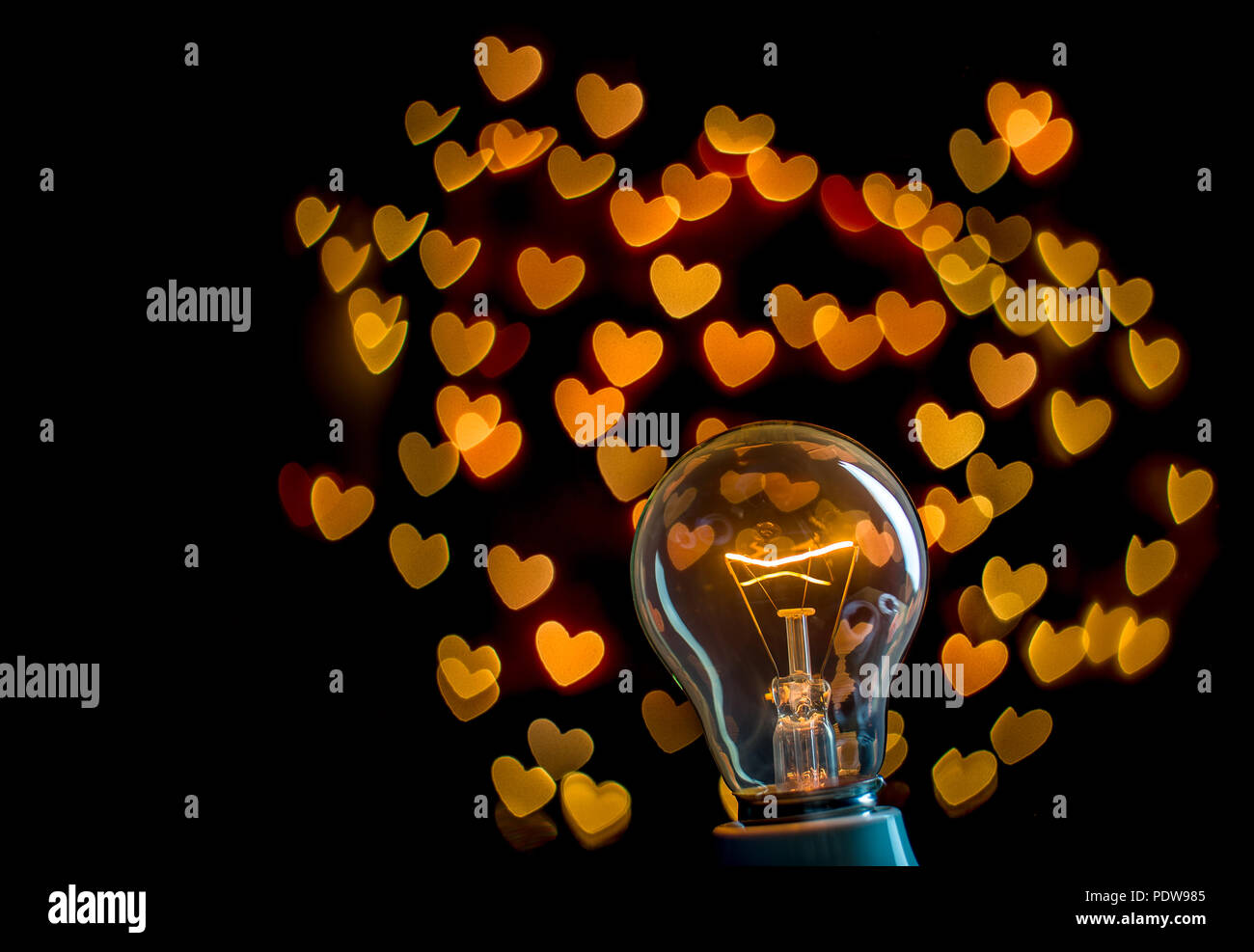 Lampadina di illuminazione con bel cuore sfondo bokeh di fondo Foto Stock