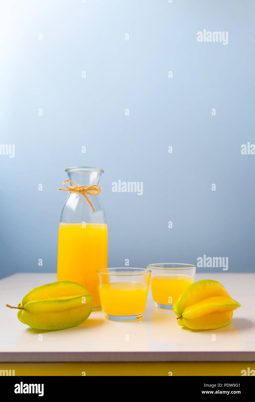Spremuta fresca di star succo di frutta sul tavolo per la vostra salute. Foto Stock