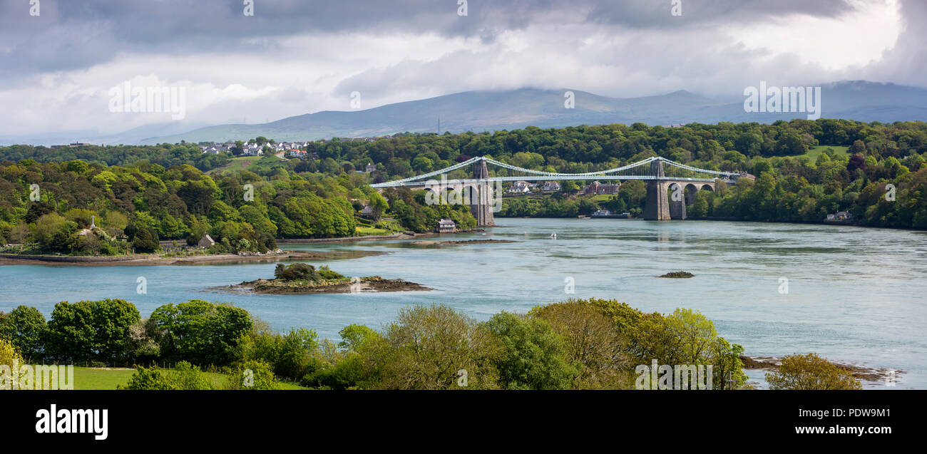 Nel Regno Unito, in Galles, Anglesey, Menai Straits, Thomas Telford di Menai Bridge Road, panoramica Foto Stock