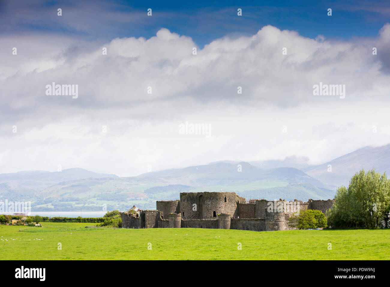 Nel Regno Unito, in Galles, Anglesey, Beaumaris Castle da nord con Snowdonia dietro Foto Stock