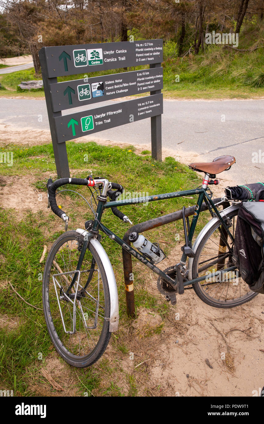 Nel Regno Unito, in Galles, Anglesey, Newborough foresta, bicicletta accanto a piedi e in bicicletta trail segni Foto Stock