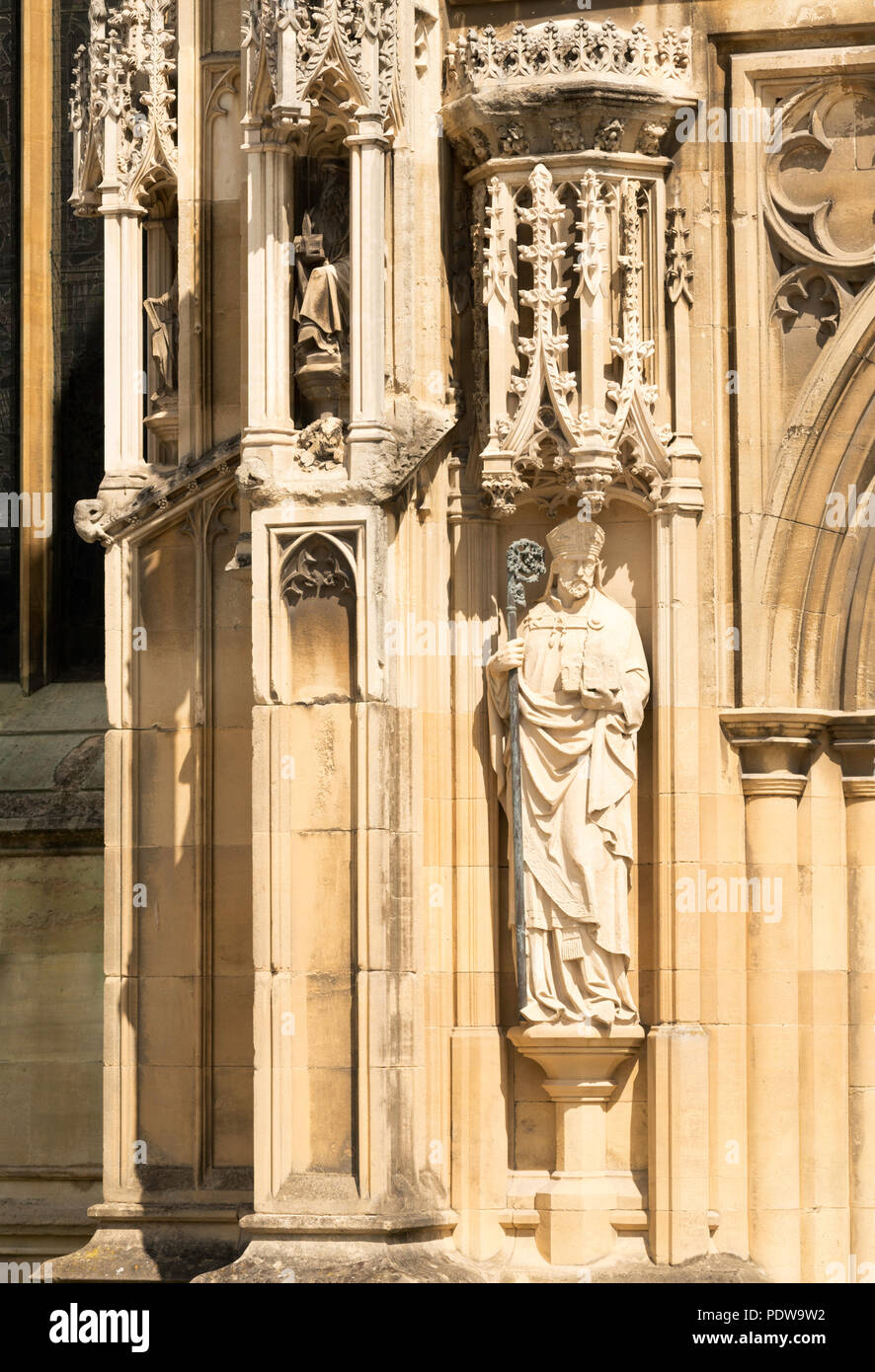 Scolpiti nella pietra statua jambe dell Abate Serlo, ingresso principale, la cattedrale di Gloucester, England, Regno Unito Foto Stock