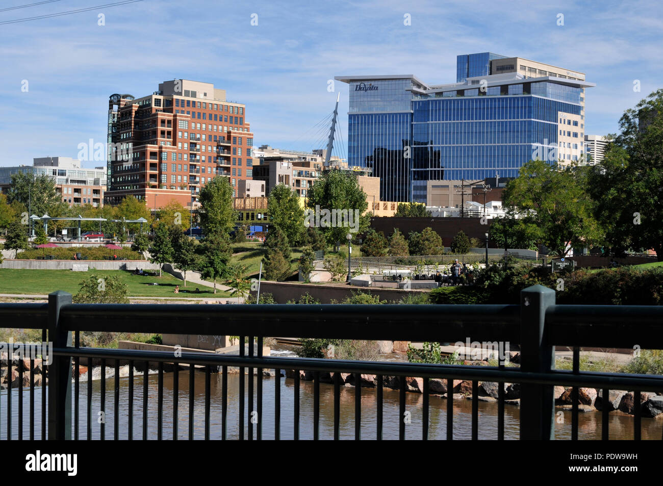 Una vista del centro cittadino di Denver dalla confluenza Park, dove il Cherry Creek e South Platte fiumi soddisfare Foto Stock