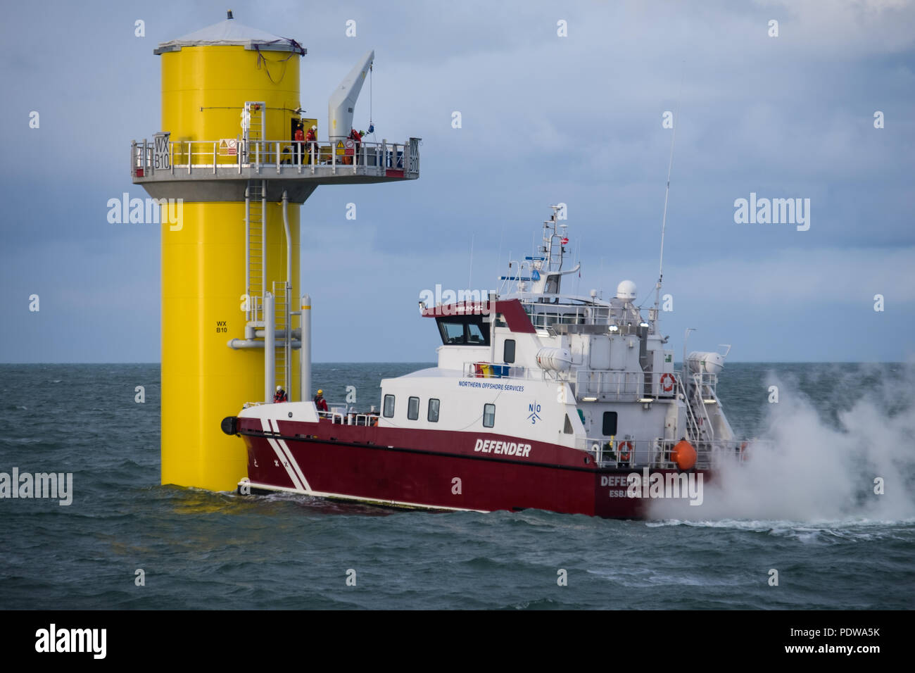 L'equipaggio trasferimento dal recipiente, Defender, lavorando sul Walney Estensione del parco eolico offshore Foto Stock